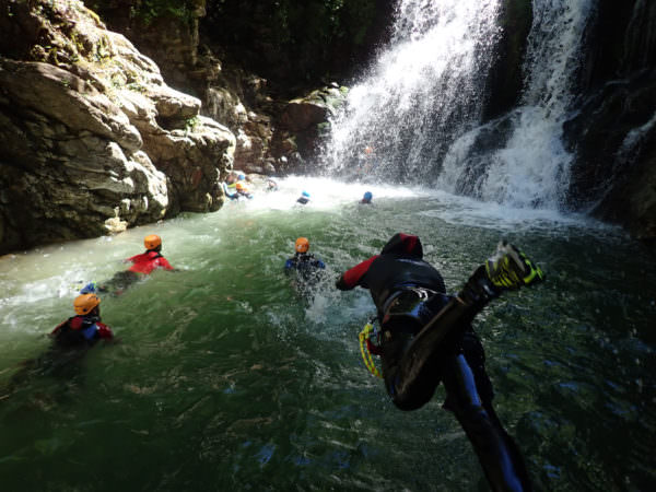 Plongeon en canyoning dans les Pyrénées Atlantiques 64