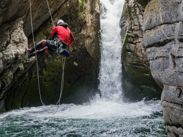 Rappel dans en canyoning dans Cap de Pount( parc national des pyrénées 64)