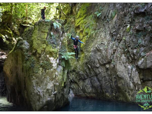 sprong in de canyon van Bious - Pyrénées Atlantiques Béarn