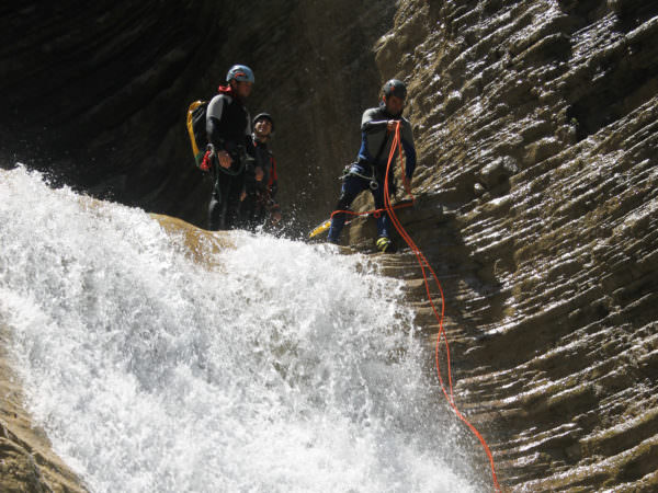 Descente en rappel en canyoning