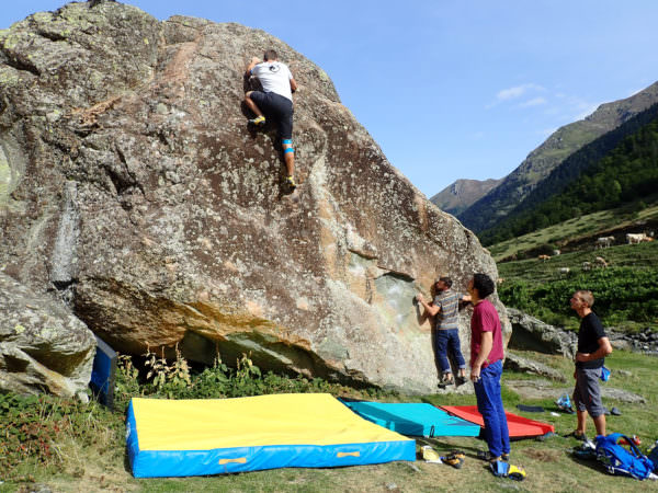 Climbing initiation at Pont de Camps in Béarn 64