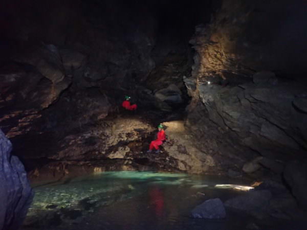 Cueva de agua caliente en los Pirineos