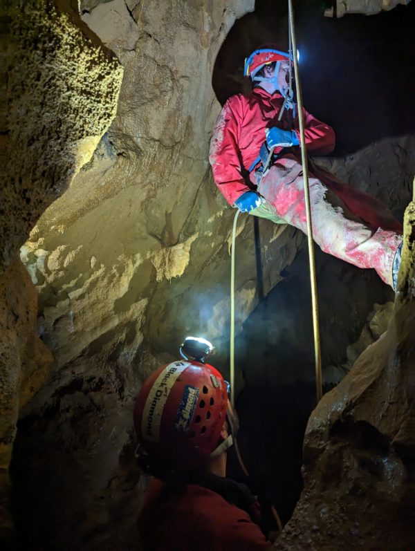 Descente en rappel en spéléologie dans les Pyrénées