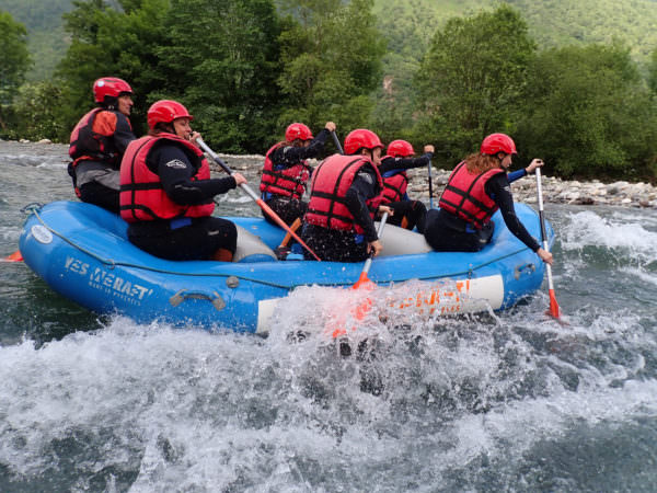 Rafting-Erlebnisse auf dem Gave d'Ossau in den Atlantischen Pyrenäen 64