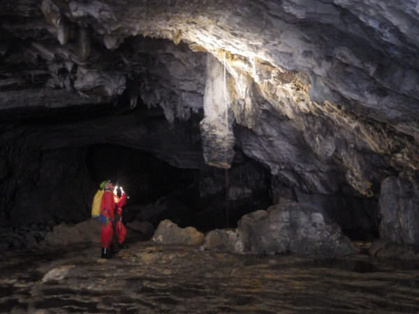Speleologie in de grot van Eaux-Chaudes in de vallei van Ossau 64