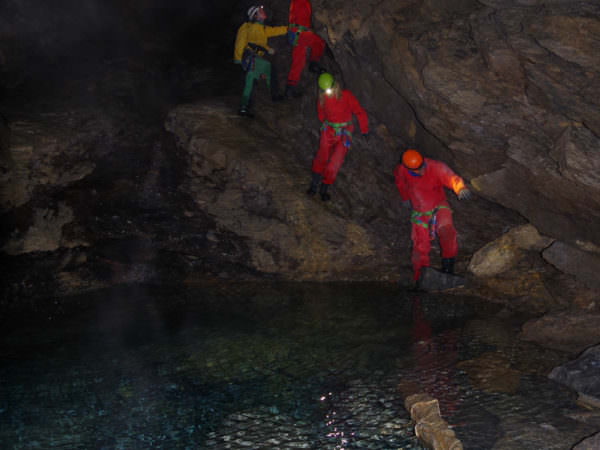 Speleologie in de grot van Eaux-Chaudes, op 1 uur van Pau