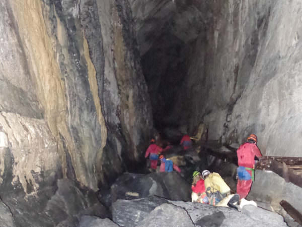 Speleologie in de grot van Eaux-Chaudes, op 1 uur van Pau.