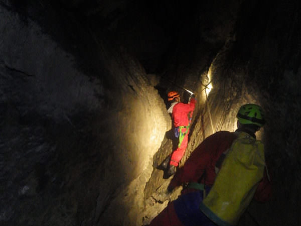 Speleologie in de grot van Eaux-Chaudes, Pyrénées Atlantiques 64