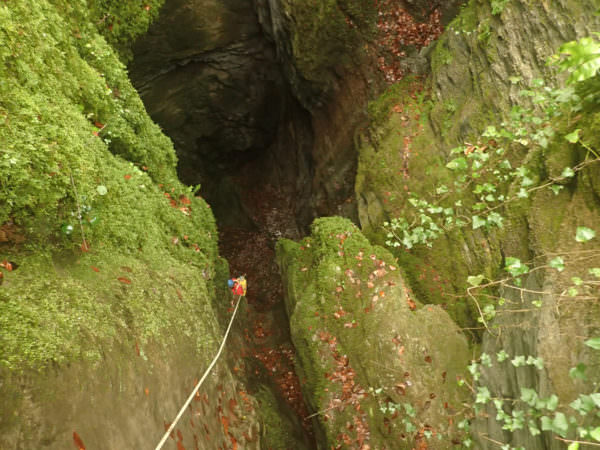 Traversée souterraine en spéléologie à Hayau Bouhadère