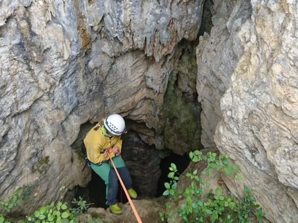 Abstieg durch einen Schacht bei der Höhlenforschung in den Atlantischen Pyrenäen