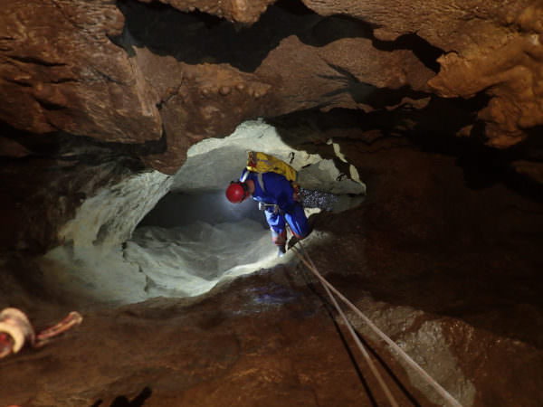 Rappel en espeleología durante la travesía subterránea Hayau-Bouhadère