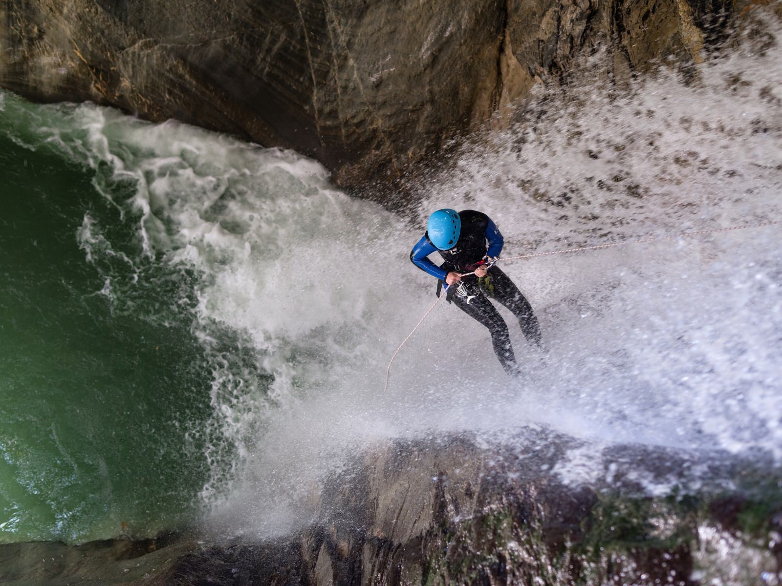 Rappel dans le canyon du canceigt à 1h3à du Pays Basque