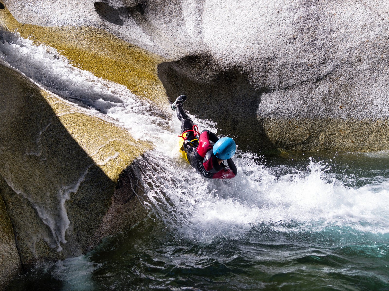 Toboggan en canyoning dans les gorges du Soussouéou à 1h de Pau au coeur des pyrénées