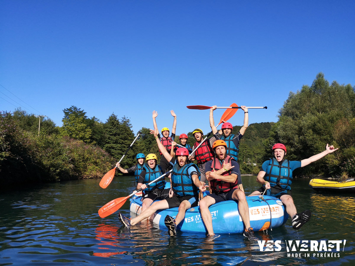 rafting en el Gave de Pau, en Lourdes con amigos en los Pirineos