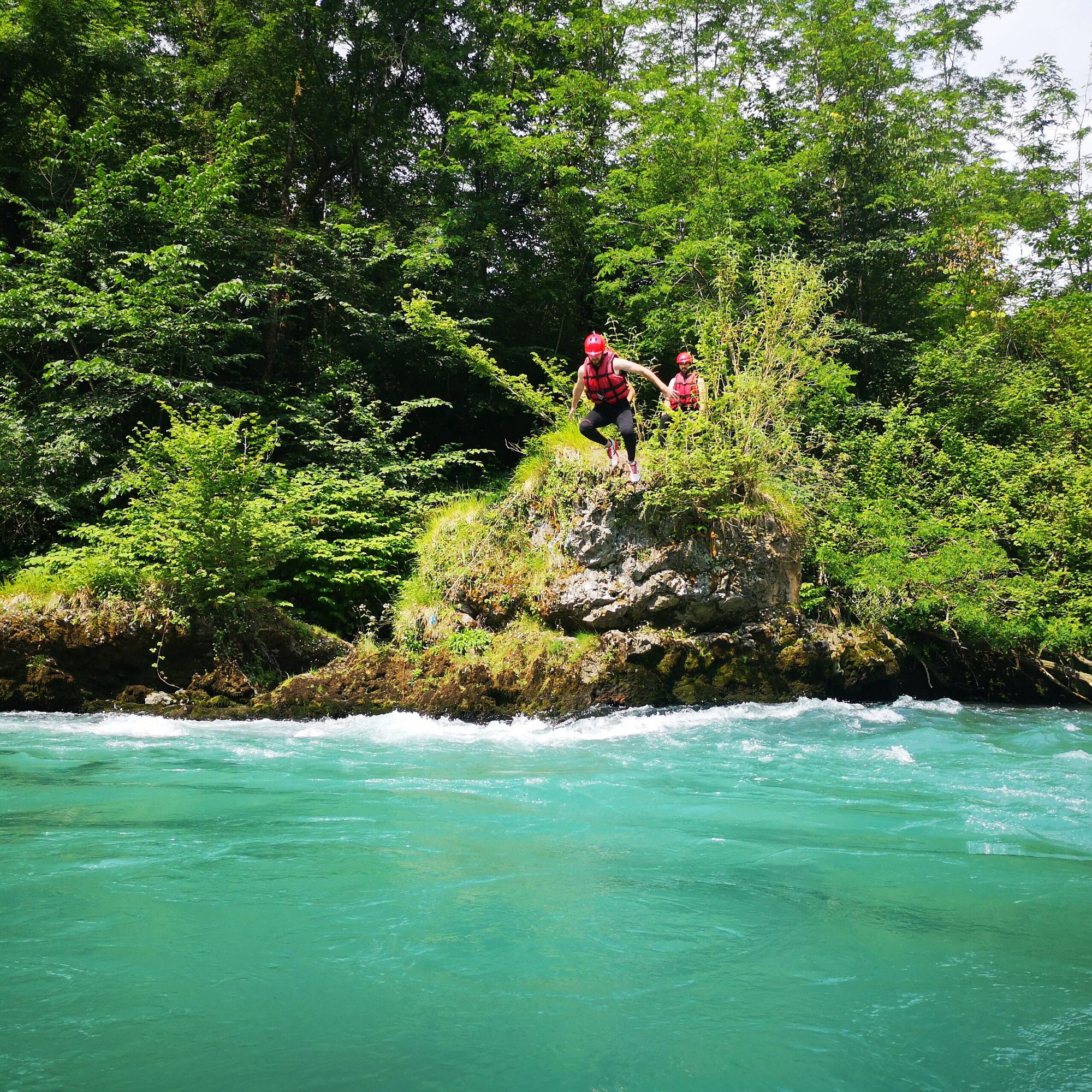 Saut dans la rivière pendant une descente en rafting sur le gave de Pau Pyrénées