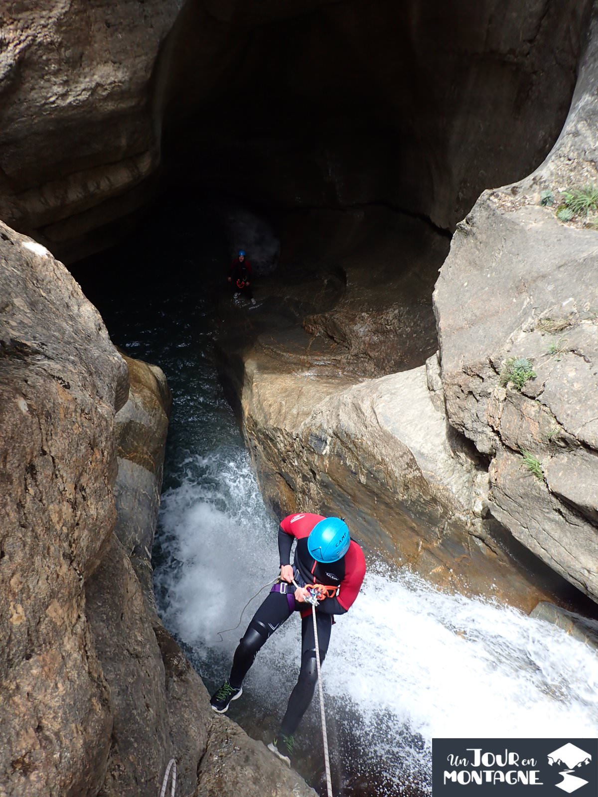 rappel en una vena de agua - barranquismo gorgol