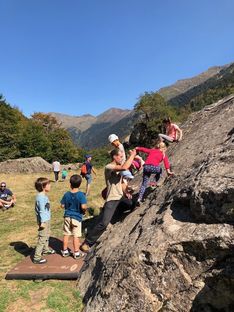 Klim-brug-kinderen kinderen die rotsblokken beklimmen in Pont de Camps (Nationaal Park van de Pyreneeën - Bearn)