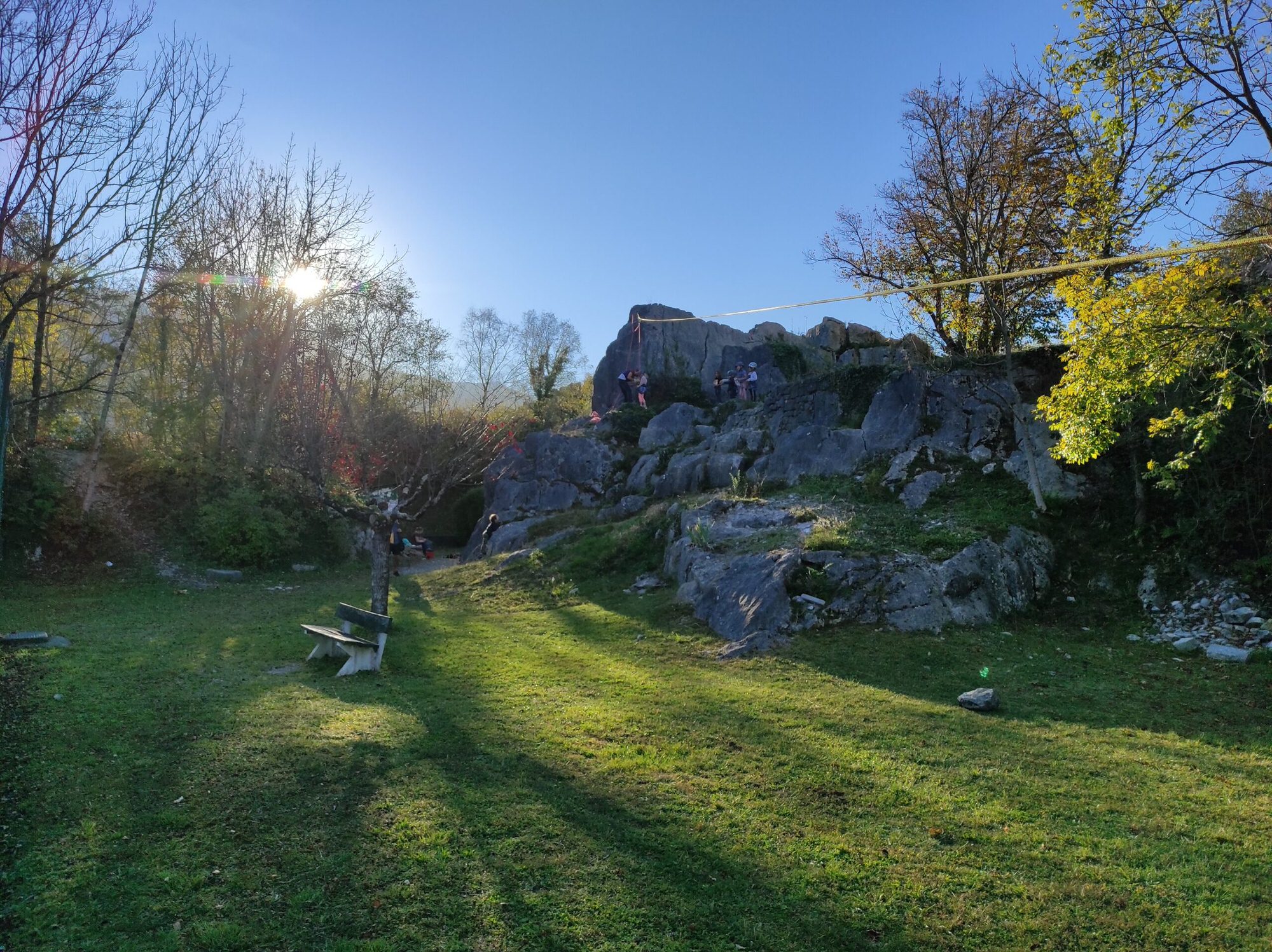 Kinder beim Klettern am Schulfelsen von Arudy (Pyrnénées Atlantiques - Pau)