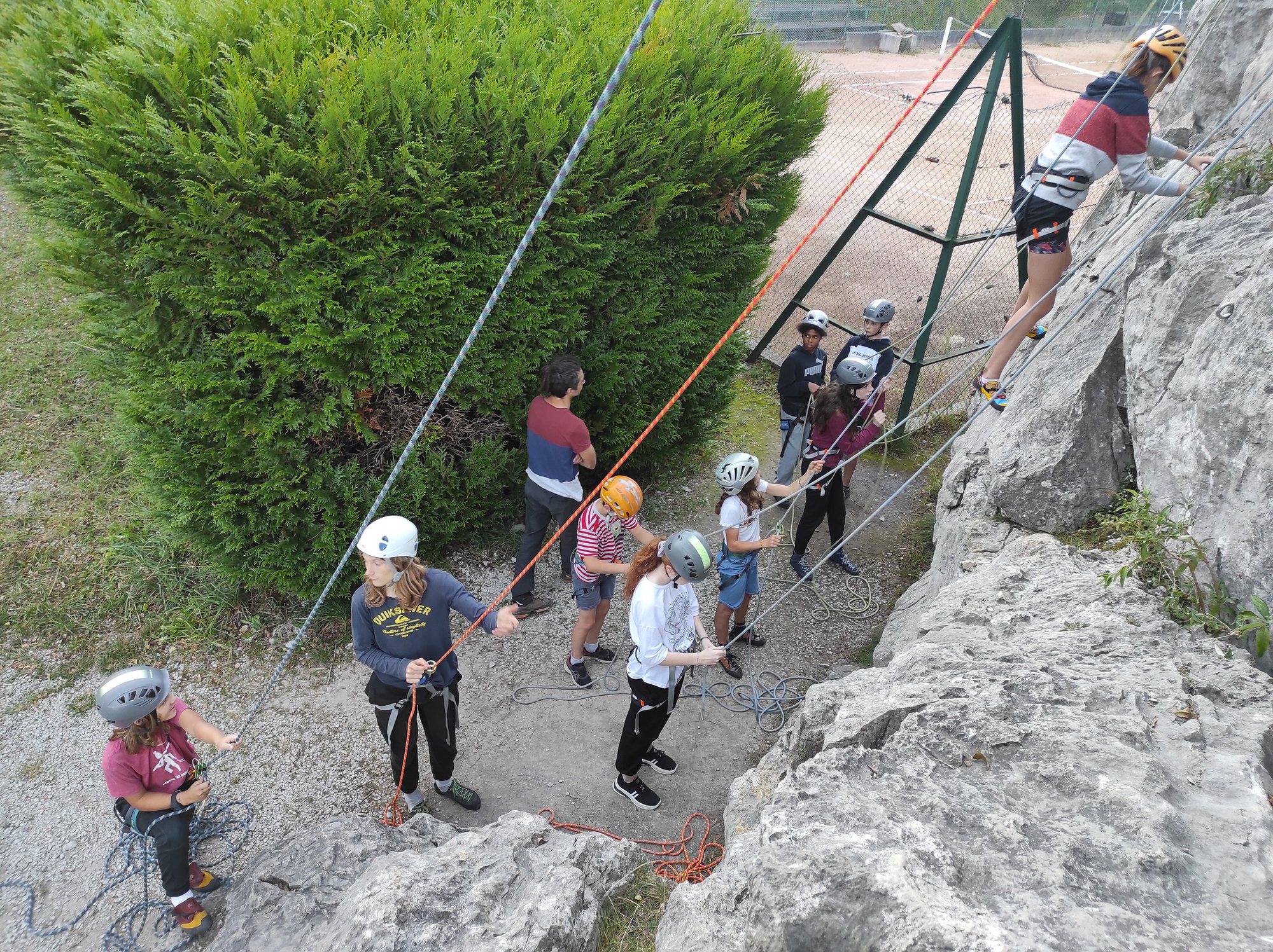 Kinder beim Klettern am Schulfelsen von Arudy (Pyrnénées Atlantiques - Pau)