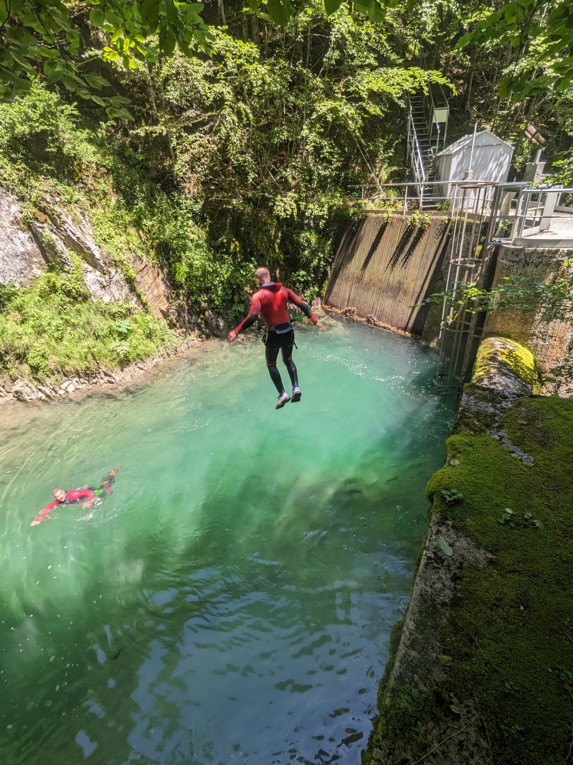 Sprung in den Canyon des Bitet supérieur im Ossautal in der Nähe von Laruns 64