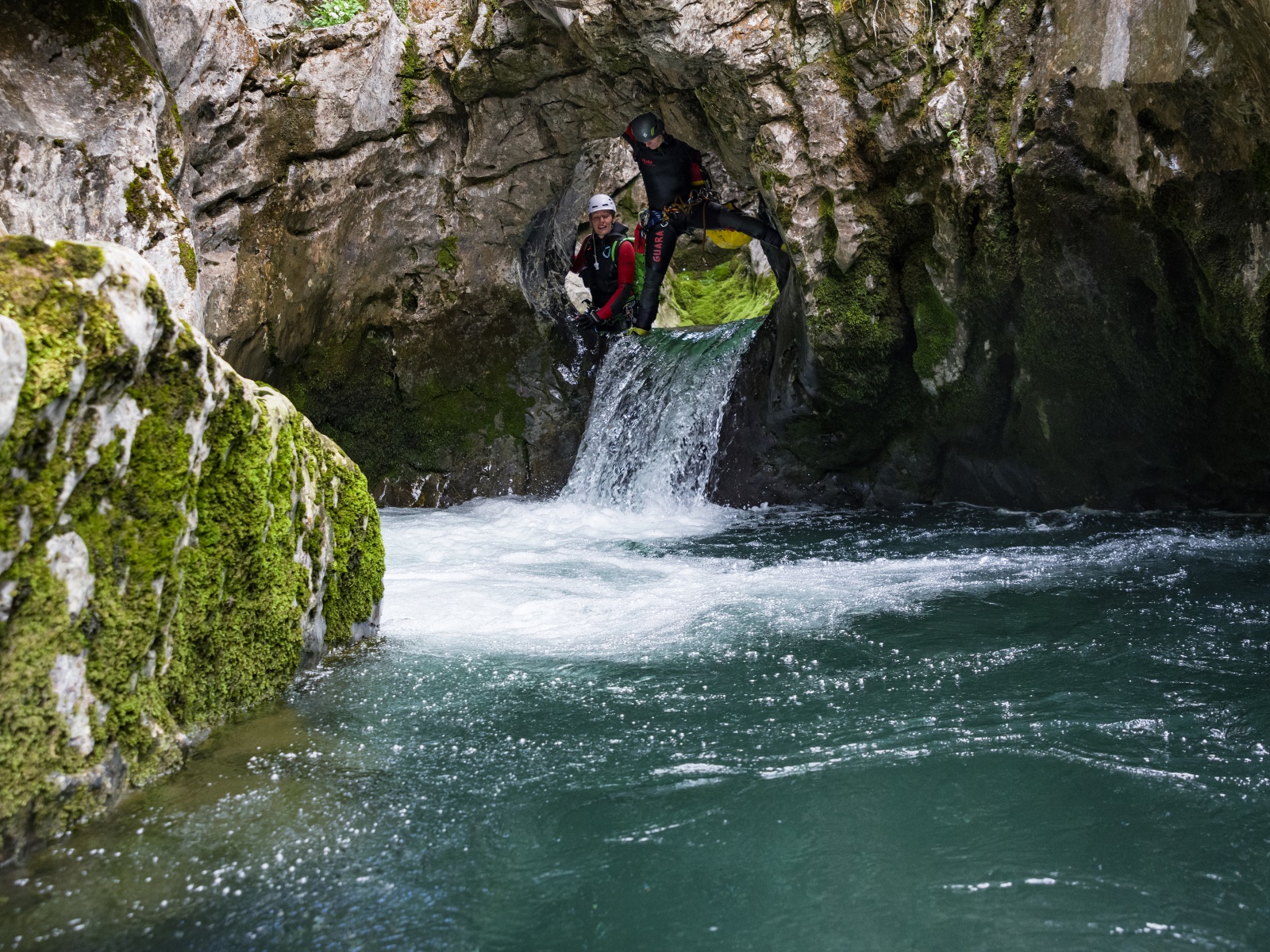 Abstieg durch den Canyon von cap de Pount im Nationalpark Pyrenäen