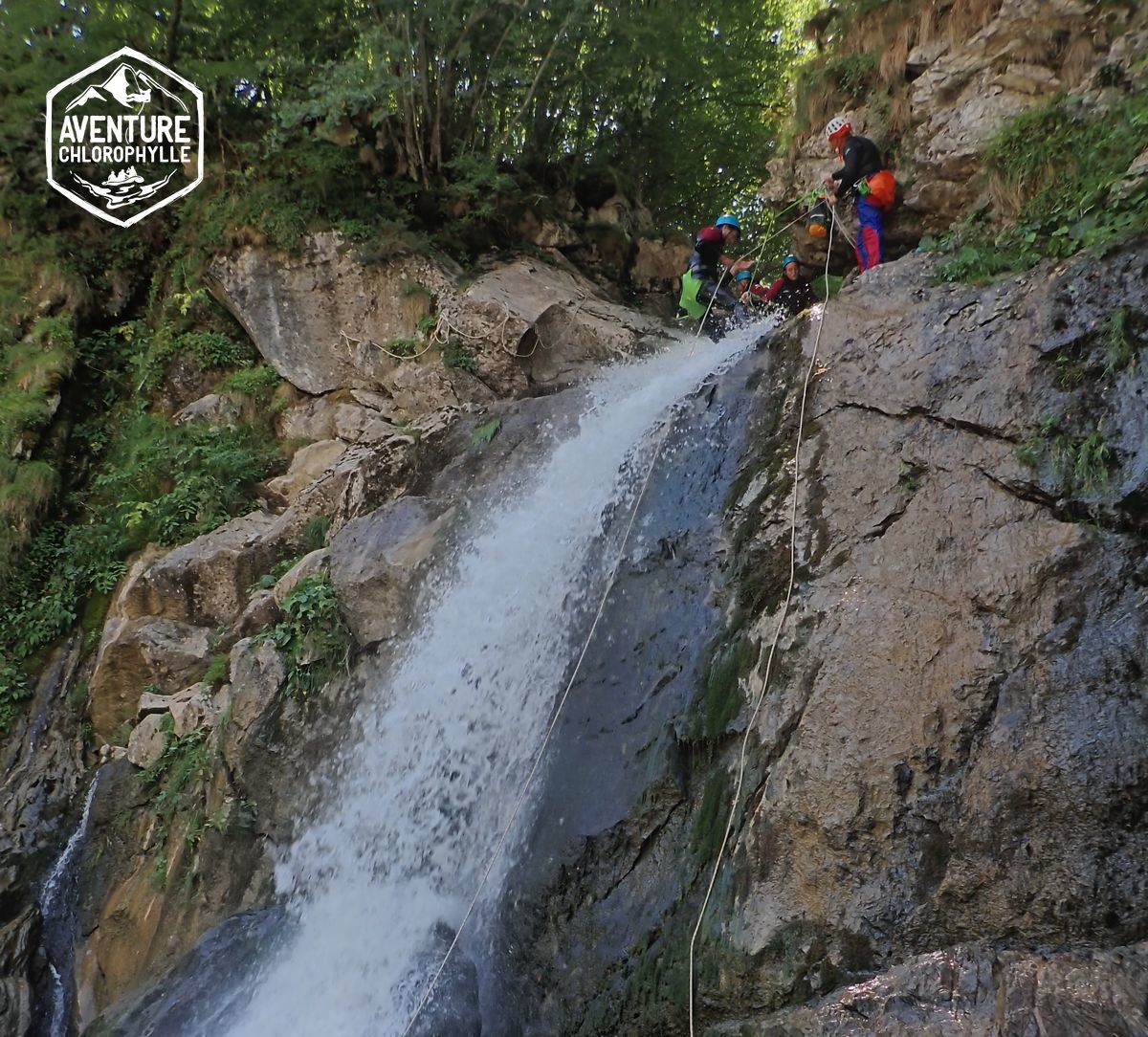 Abseilen an einem Wasserfall im Canyon du Brousset im Nationalpark der Pyrenäen