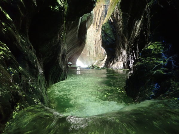 Descenso del cañón de Canceigt en el valle de Ossau, cerca de Laruns, en los Pirineos Atlánticos