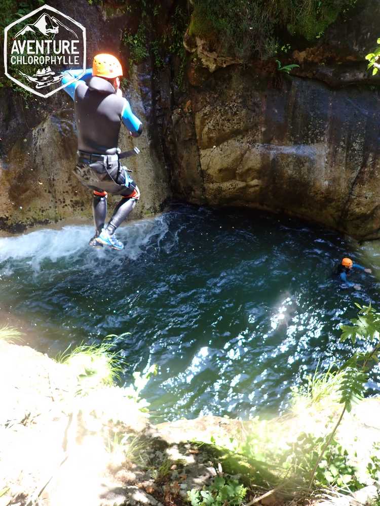 Sprung in den Soussouéou-Canyon in der Nähe von Laruns im Ossautal 64