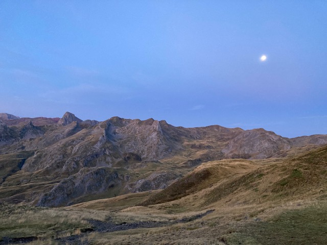 Uitzicht vanaf het keteldal van Anéou in de Atlantische Pyreneeën