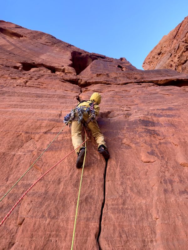 Grimper dans le Wadi Rum en jordanie