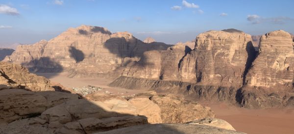 Grimper dans le Wadi Rum en Jordanie