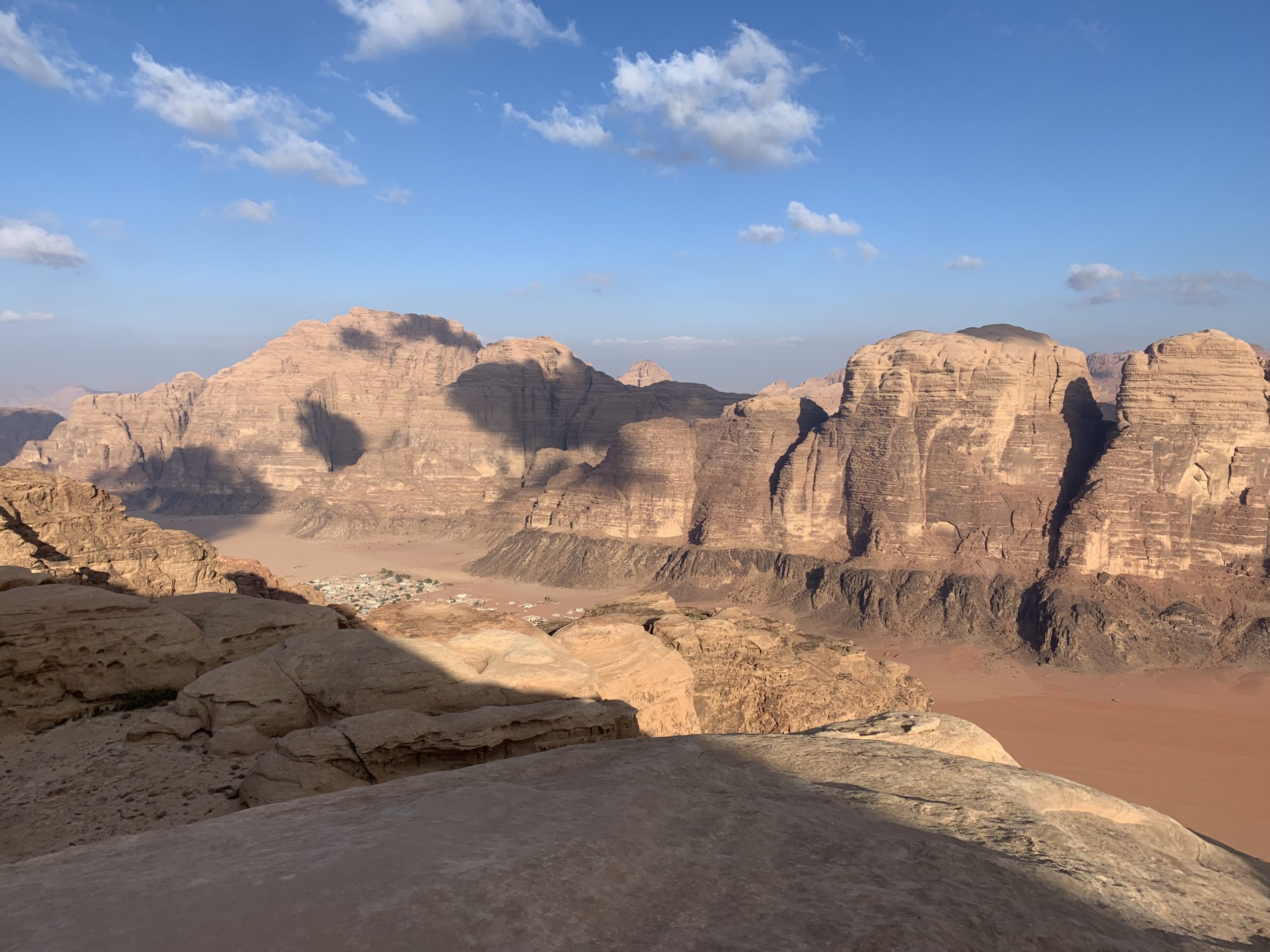 Grimper dans le Wadi Rum en Jordanie