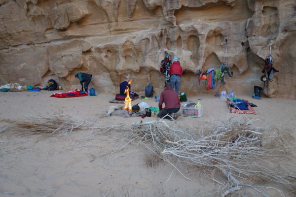 Falaises et montagnes de grés dans le wadi rum en Jordanie, voies d'escalade